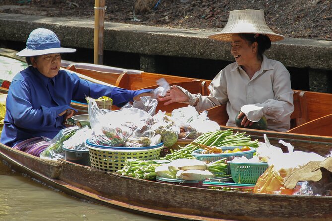 Bangkok: Floating Market and Train Tour with Guide in Spanish and English - Damnoen Saduak By Paddleboat