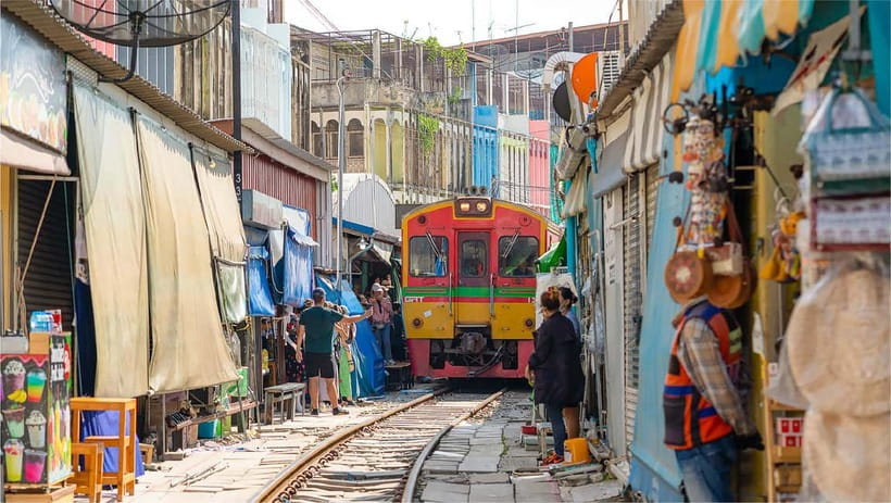 Bangkok: Floating Market, Phra Pathom Pagoda & Cafes Tour - Guides, group size, and the human side of the day