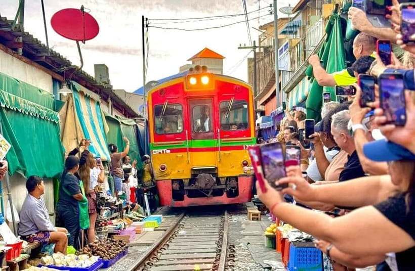 Bangkok: Floating Market & Railway Market with Hotel Pick Up - Fresh food, photographs, and a quick market walk