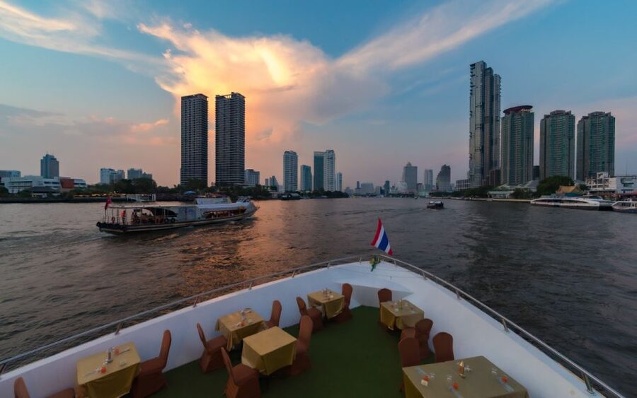 Bangkok: Grand Chao Phraya Dinner Cruise with Live Show - Crowds, communication, and boarding pressure
