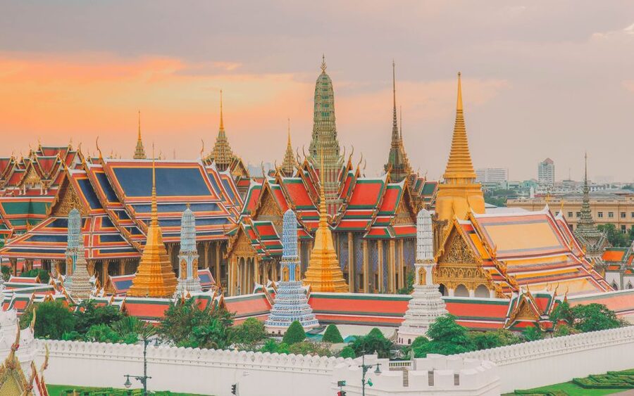 Bangkok: Grand Palace and Emerald Buddha Half-Day Tour - Through the outer, middle, and inner courts