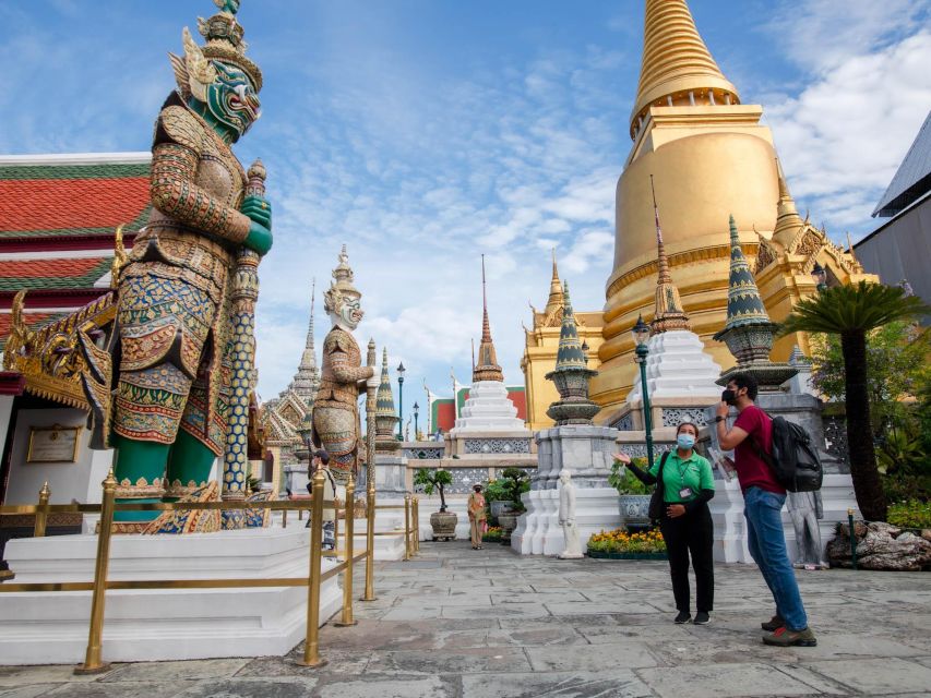 Bangkok: Grand Palace and Wat Arun Guided Walking Tour - The tuk-tuk ride to Tha Tian