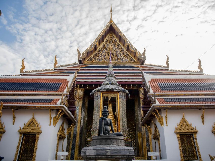 Bangkok: Grand Palace and Wat Arun Guided Walking Tour - Seeing Wat Arun up close