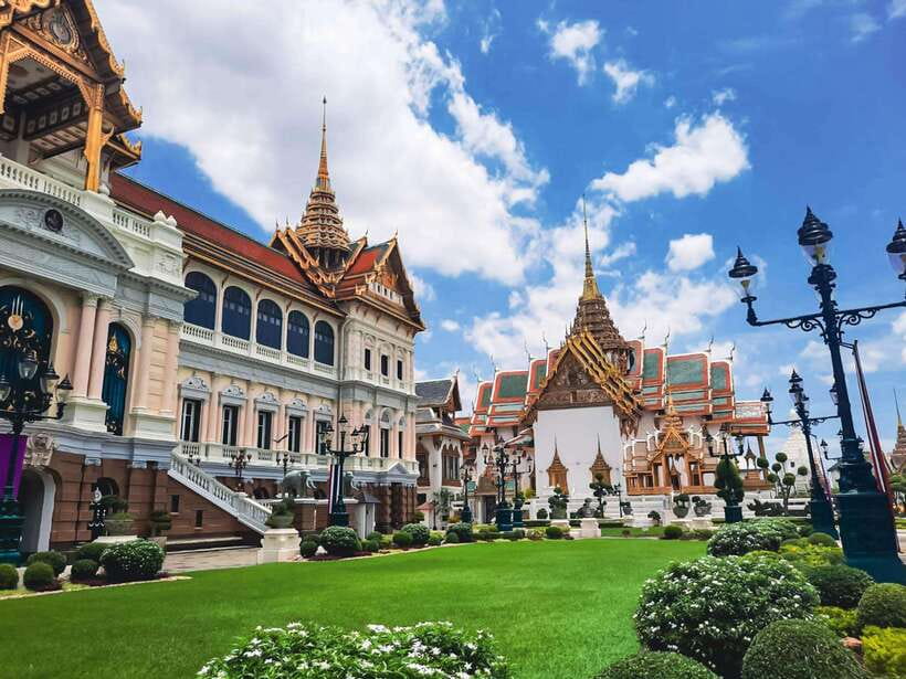 Bangkok: Grand Palace and Wat Phra Kaew Guided Walking Tour - Wat Phra Kaew and Thailand’s Emerald Buddha
