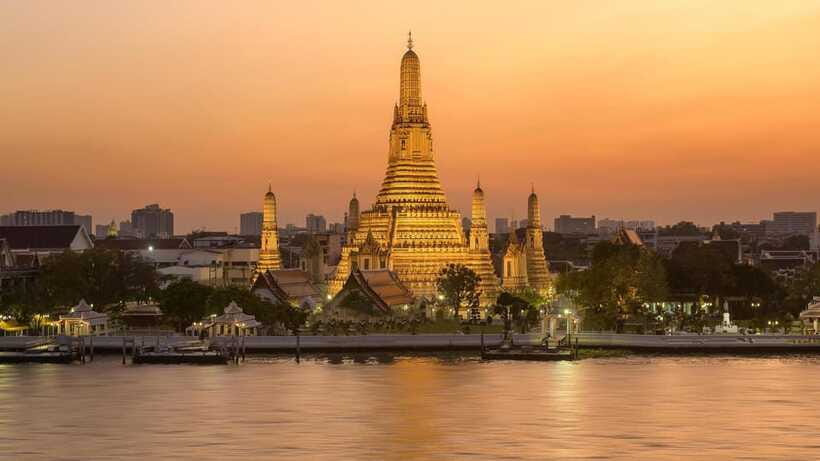 Bangkok: Grand Palace, Wat Pho, and Wat Arun Guided Tour - Crossing the Chao Phraya to Wat Arun