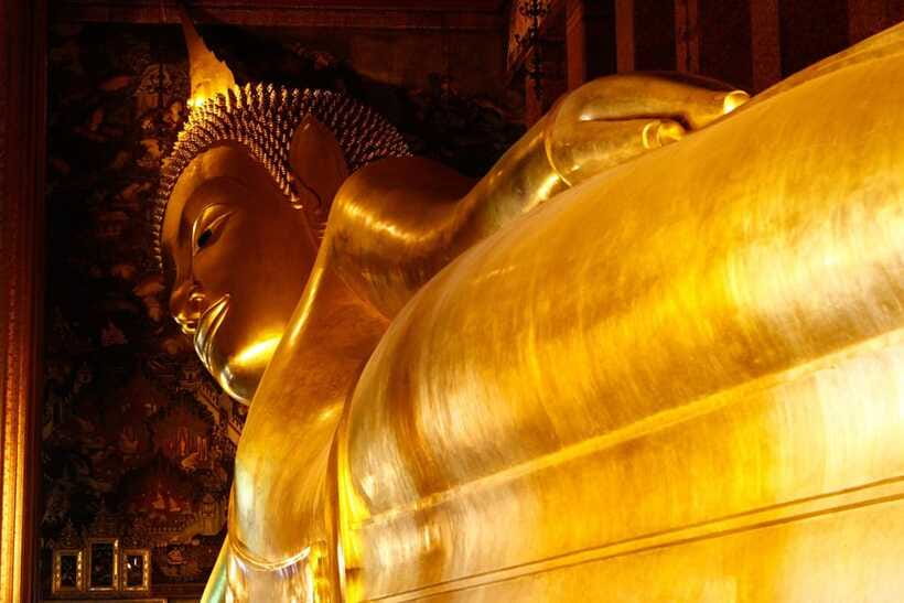 Bangkok: Grand Palace, Wat Pho, and Wat Arun Guided Tour - Heat, clothing, crowds, and the real pace