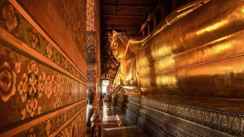 Bangkok: Grand Palace, Wat Pho, and Wat Arun Guided Tour - Meeting at Tha Chang Pier and finding your guide