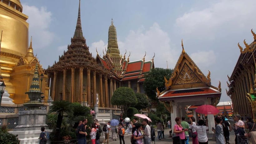 Bangkok: Grand Palace, Wat Pho, Wat Arun Sacred & Local Tour - Ending among the flowers at Pak Khlong Talat