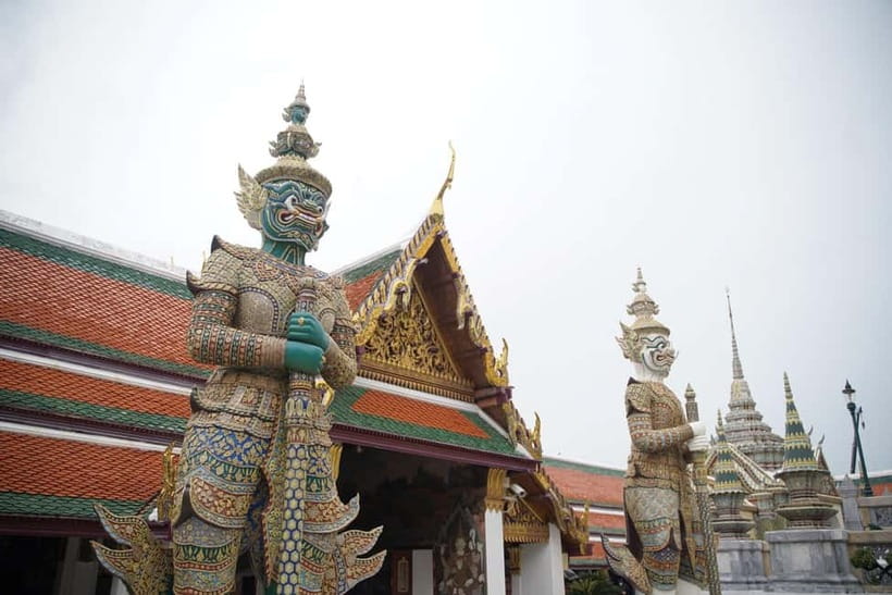 Bangkok: Grand Palace, Wat Pho, Wat Arun Sacred & Local Tour - Heat, walking, and group pace