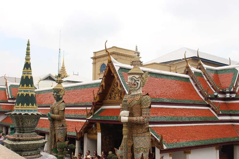 Bangkok: Grand Palace, Wat Pho, Wat Arun Sacred & Local Tour - Practical preparation for the temple circuit