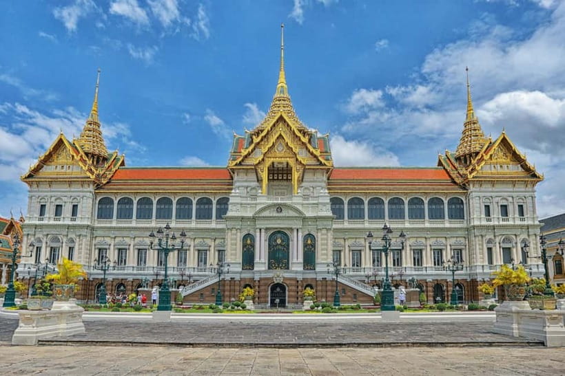 Bangkok: Grand Palace, Wat Pho, Wat Arun Sacred & Local Tour - Starting by boat from River City Bangkok