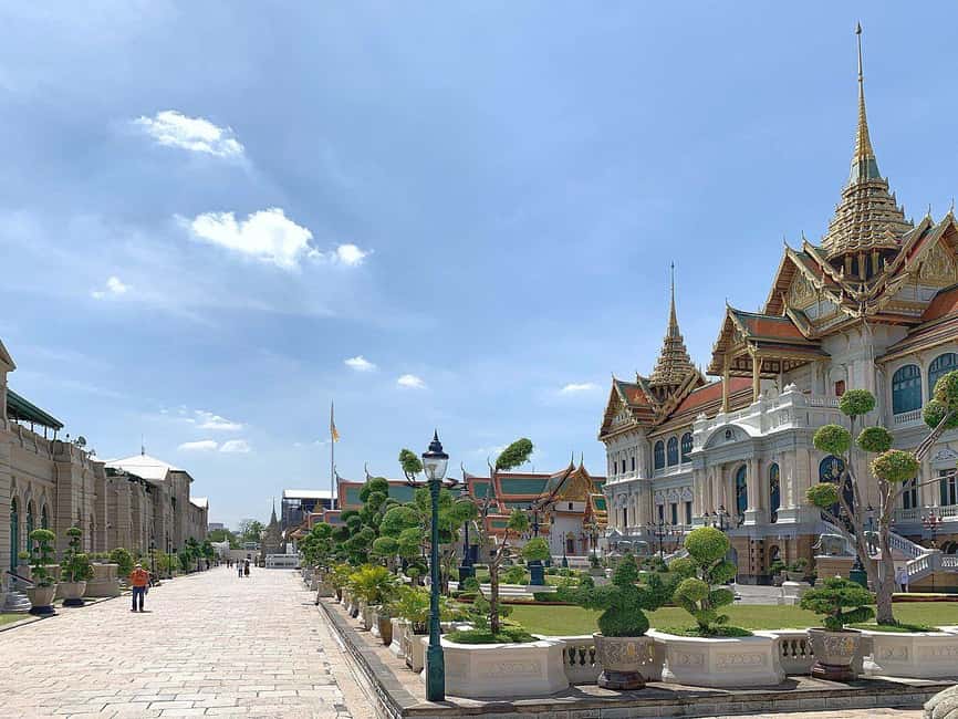 Bangkok: Grand Palace, Wat Pho & Wat Arun Tour in Italian - A tuk-tuk transfer to Wat Pho