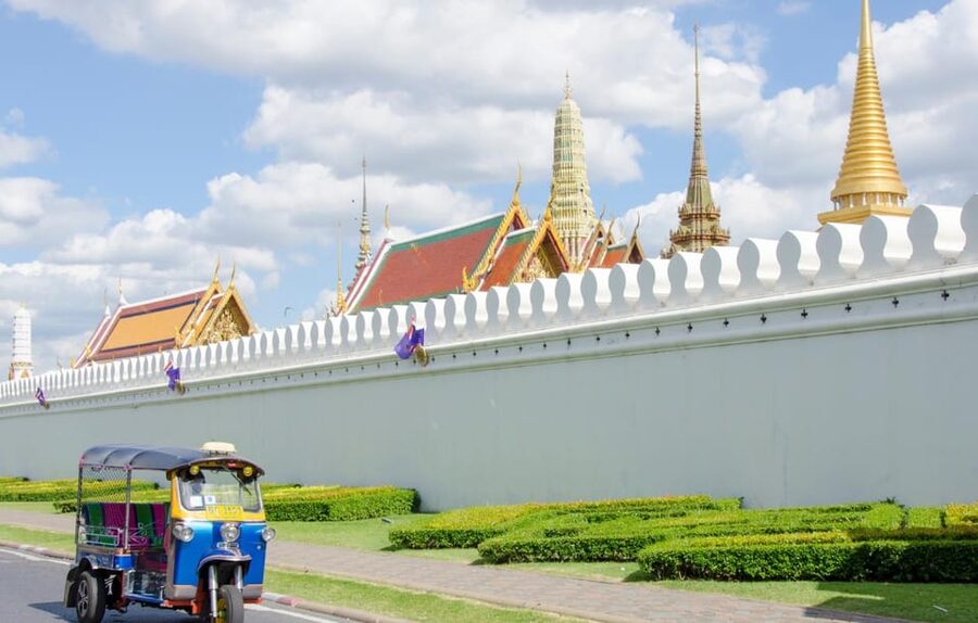 Bangkok: Guided Tour in a Typical Thai Tuk-Tuk - Pak Khlong Talat and the lotus-flower activity