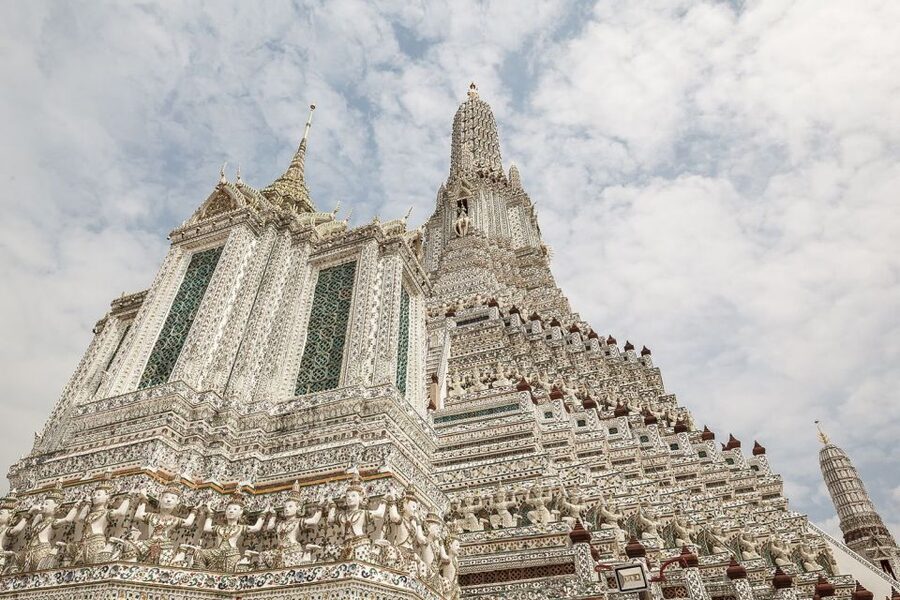 Bangkok: Historical Temples Tour & Hidden Bar at Sunset - Wat Kalaya and its seated Buddha