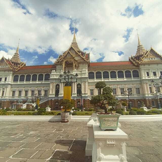 Bangkok : History Temples Markets and Food Tasting - Guides, questions, and the human side of the tour