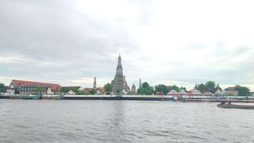 Bangkok: Longtail Boat Canal Tour to Wat Arun - The guide can turn a boat ride into a real lesson