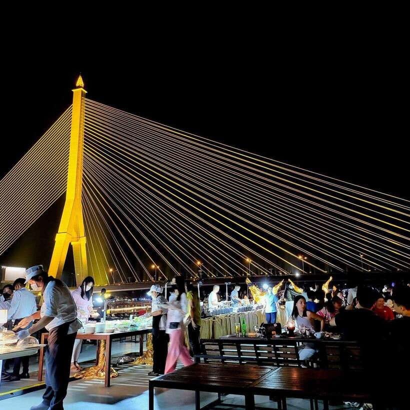 Bangkok: Luxury White Dinner Cruise Free Flow Beer and Wine - Arriving at ICONSIAM Pier 4
