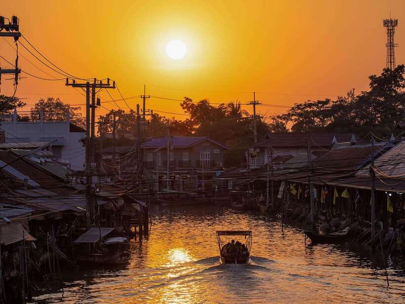 Bangkok: Maeklong Railway & Amphawa Floating Market Day Trip - Is $49 good value?