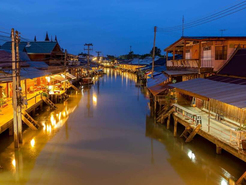 Bangkok: Maeklong Railway & Amphawa Floating Market Day Trip - Timing, comfort, and who should book