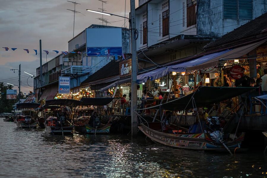 Bangkok: Maeklong Railway Market and Amphawa Floating Market - The long day is the main trade-off