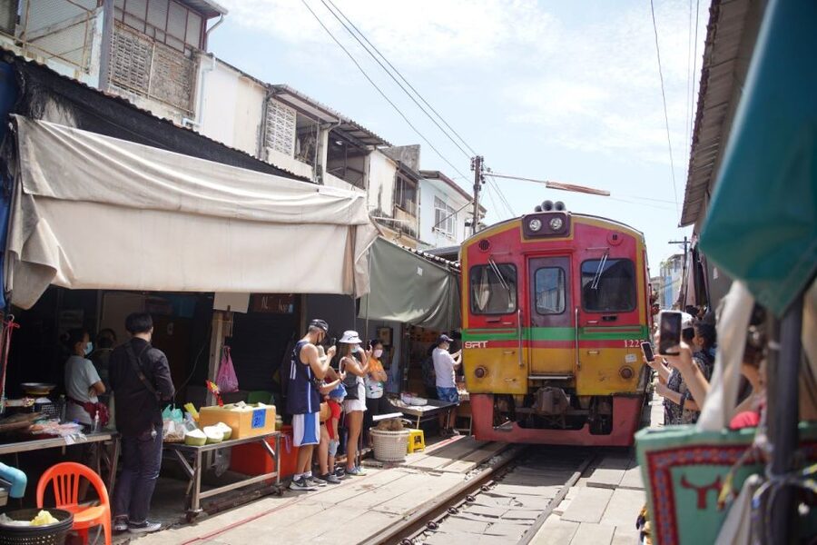 Bangkok: Maeklong Railway Market & Floating Market Tour - Key points to know before booking