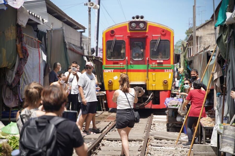 Bangkok: Maeklong Railway Market & Floating Market Tour - Timing and the best departure choice