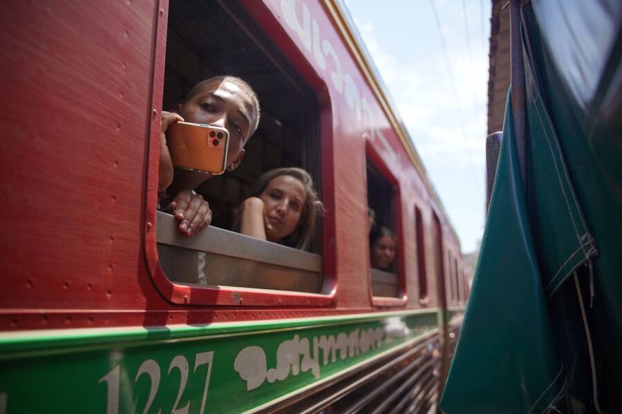 Bangkok: Maeklong Railway Market & Floating Market Tour - Lunch, shopping, and free time