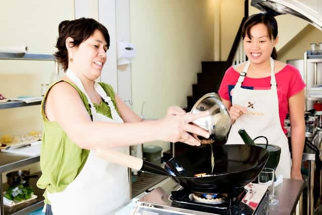 Bangkok: Maliwan Thai Cooking Class with Market Tour - Four recipes, one working kitchen
