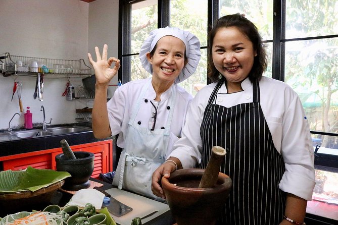 Bangkok Market Tour & Thai Cooking Class with Boat Ride with Aoy - Timing, comfort, and practical planning