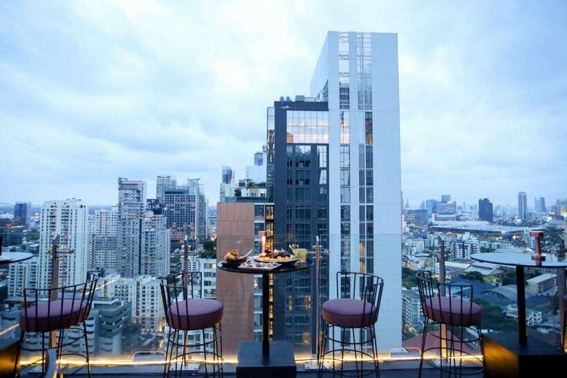 Bangkok: Mojjo Rooftop Lounge & Bar Food & Beverage Package - Service and the small-group format