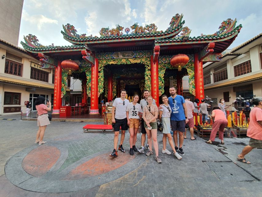 Bangkok: Must things to see in China town, Small group - Walking through Chinatown’s narrow lanes