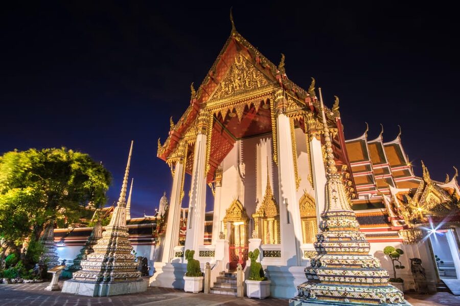 Bangkok: Night Bike Tour with Temples & Flower Market Visit - The guides are central to the experience