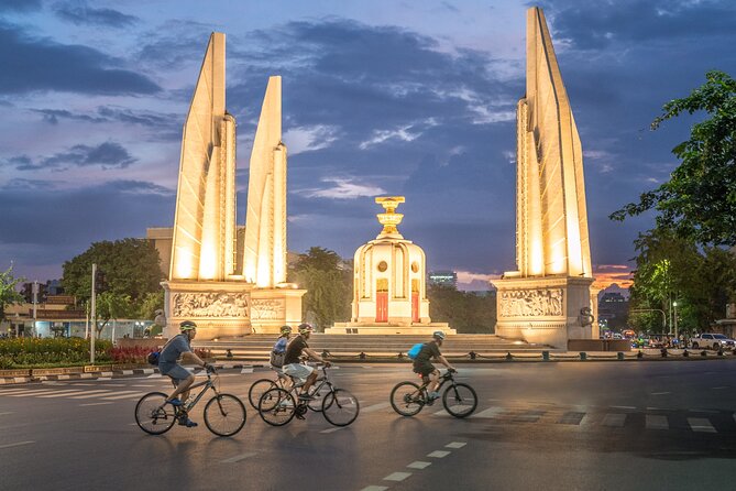 Bangkok: Night Bike Tour with Temples & Flower Market Visit - Why an evening bike ride works so well in Bangkok