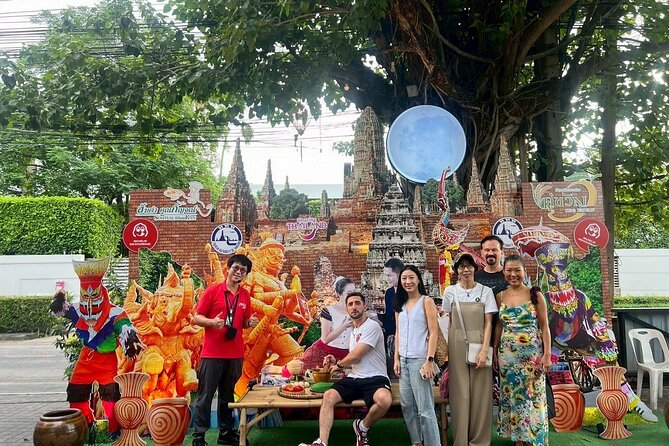 Bangkok Night Market Tour Dinner and Vintage Find - Sitting down to four Thai dishes