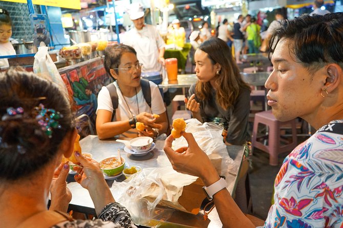 Bangkok Night Michelin Foodie Tour in Chinatown with 15+ tastings - Pad Thai in the middle of Yaowarat