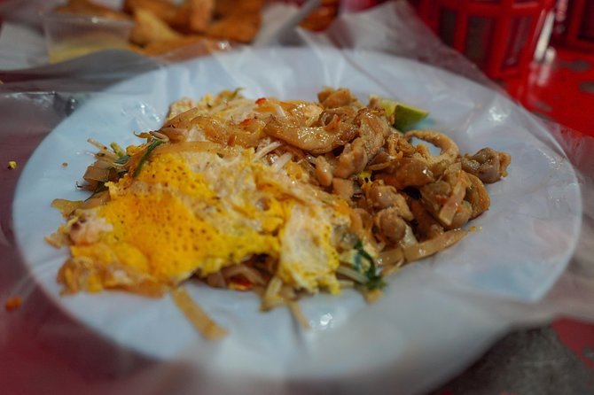 Bangkok Night Michelin Foodie Tour in Chinatown with 15+ tastings - Dessert: mango sticky rice or fried doughnuts