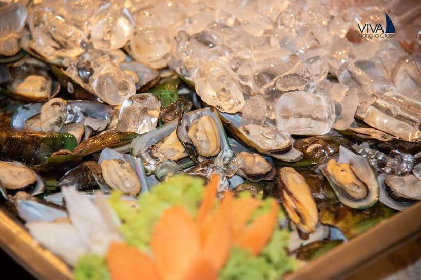 Bangkok: Noah 6 Stars Luxury Chaophraya River Dinner Cruise - What dinner is like on a 30-plus dish buffet
