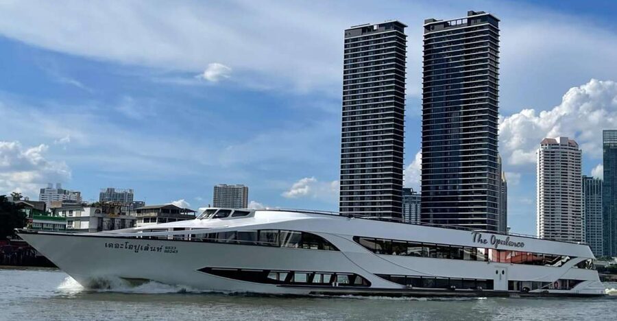 Bangkok: Opulence Luxury Chao Phraya Dinner Cruise - The opening show and the first river views