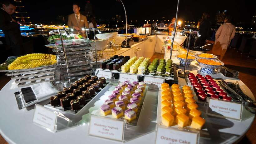 Bangkok: Opulence Luxury Dinner Cruise with Hotel Transfer - Rama VIII Bridge and Phra Sumen Fort after sunset