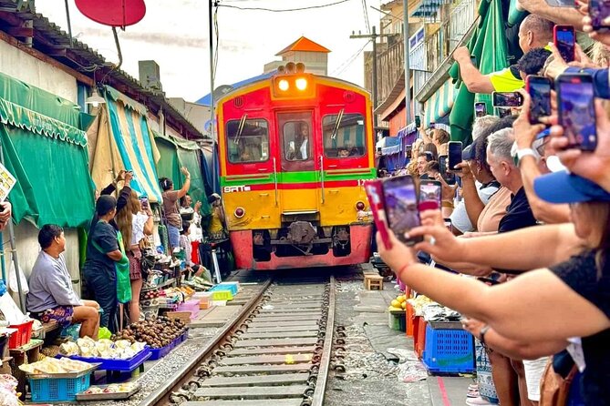 Bangkok: Railway and Floating Market Tour + Dragon Temple - Maeklong Railway Market and the moving stalls