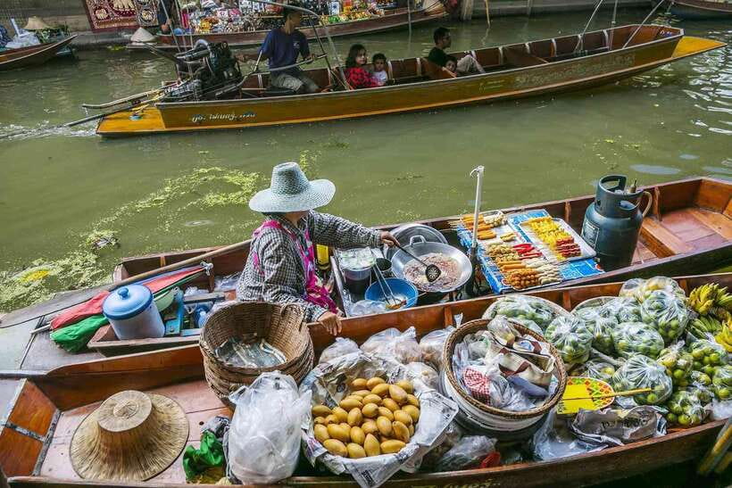 Bangkok: Railway and Floating Market Tour with Dragon Temple - Damnoen Saduak by traditional boat