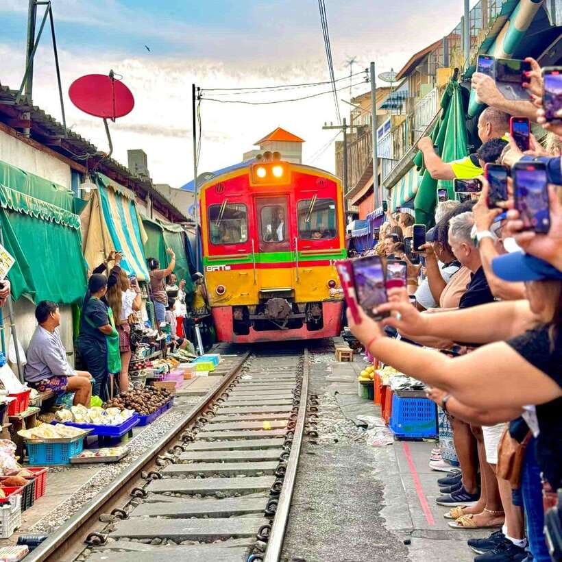 Bangkok: Railway and Floating Market Tour with Dragon Temple - What $16 really gets you