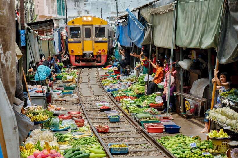Bangkok: Railway and Floating Market Tour with Dragon Temple - Maeklong Railway Market and the train that owns the aisle