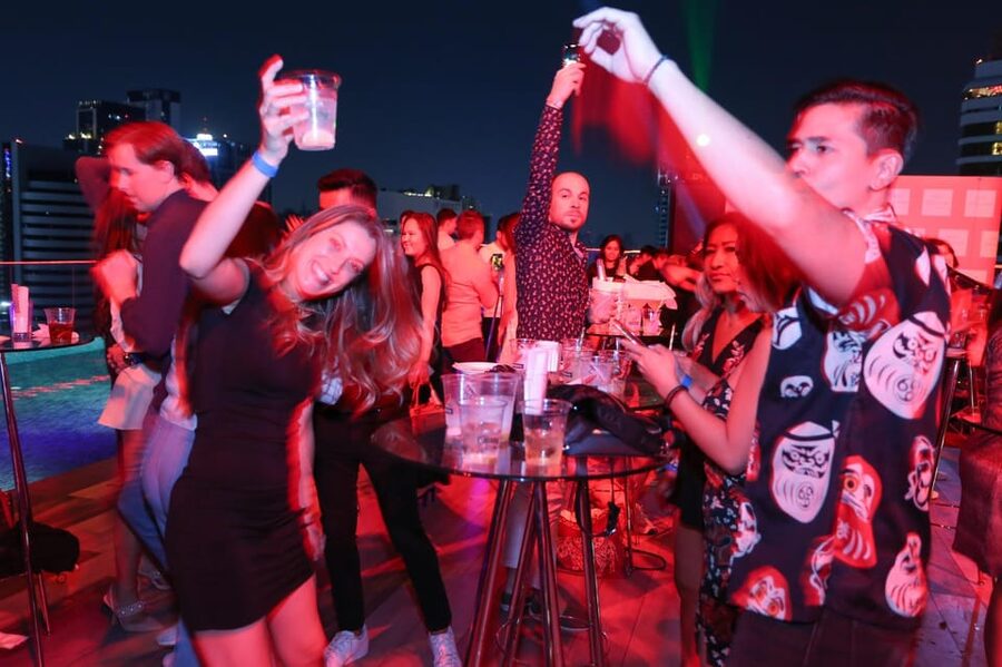 Bangkok: RedSquare Rooftop Bar at Novotel Sukhumvit 4 - Live DJ music and the mood after sunset