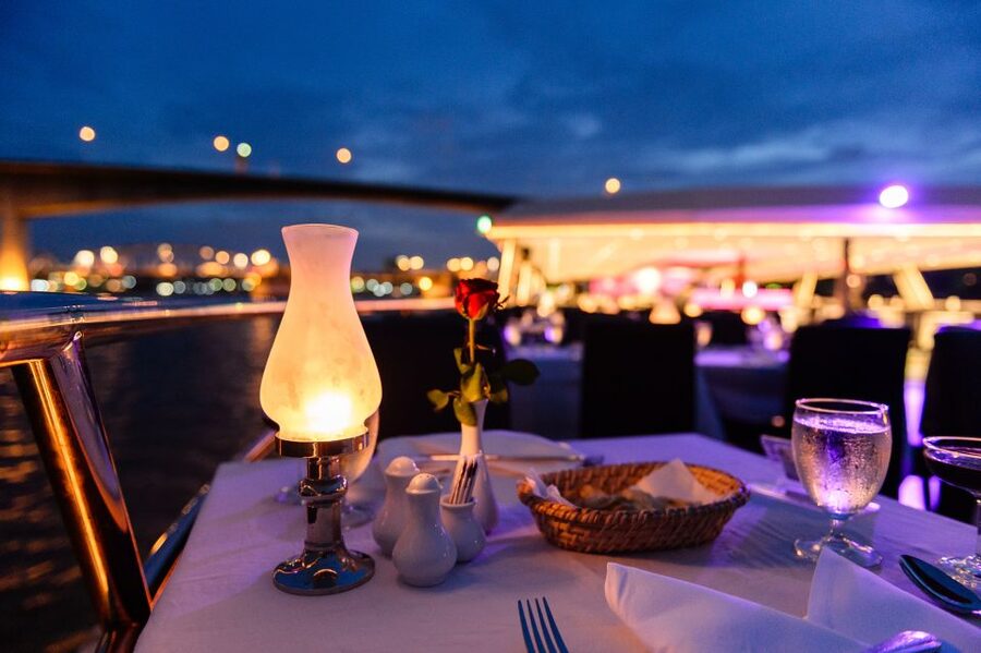 Bangkok: River Dinner Cruise on the Chao Phraya Princess - From light music to a lively finish