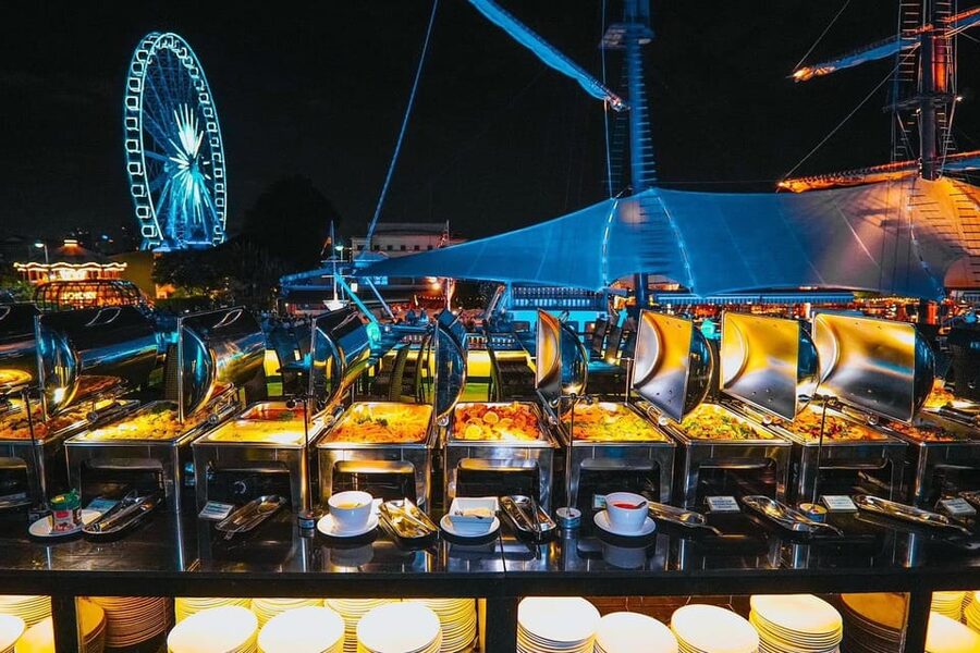 Bangkok: Royal Princess River Dinner Cruise with Live Music - Crowds, service, and the real pace of the evening