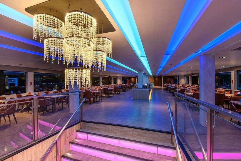 Bangkok: Royal Princess River Dinner Cruise with Live Music - Who should book the Royal Princess cruise?