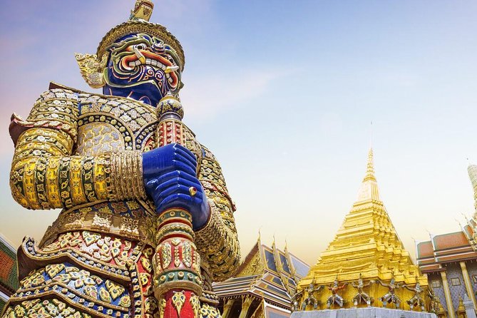 Bangkok's Landmarks Tour : GrandPalace WatTraimit WatPho WatArun - Crossing the Chao Phraya to Wat Arun