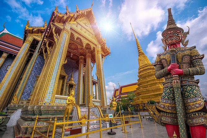 Bangkok's Landmarks Tour : GrandPalace WatTraimit WatPho WatArun - Wat Traimit and Bangkok’s solid-gold Buddha