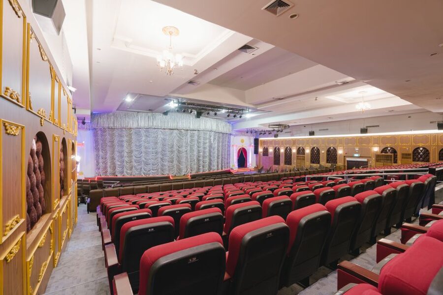 Bangkok: Skip-the-Line Golden Dome Cabaret Show Tickets - Costumes, comedy, and the performers